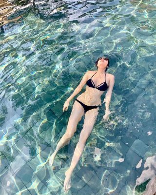 Hotgirl Trần Thị Duyên nóng bỏng bên hồ bơi quyến rũ